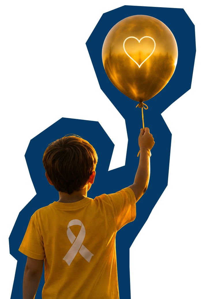 Criança segurando balão dourado
